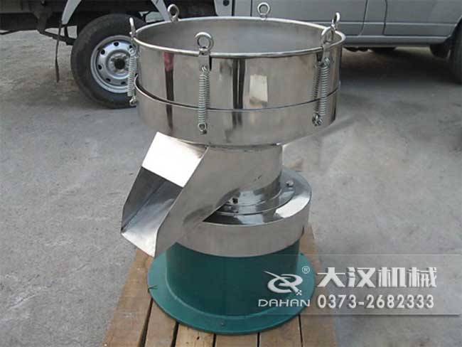 涂料振動(dòng)篩由：框體，振動(dòng)斗，出料口，振動(dòng)電機(jī)底座等部件組成