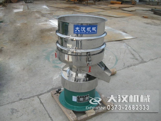 涂料過濾振動(dòng)篩：利用振動(dòng)電機(jī)的振動(dòng)力帶動(dòng)物料在篩網(wǎng)上進(jìn)行篩分，從而利用篩網(wǎng)孔徑的大小不同，完成涂料的分級(jí)，除雜等篩分目的。