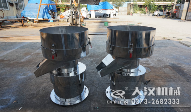 不銹鋼涂料振動(dòng)篩是一種比較受用戶歡迎的產(chǎn)品之一，主要優(yōu)勢(shì)耐酸堿，不生銹，使用壽命長(zhǎng)。